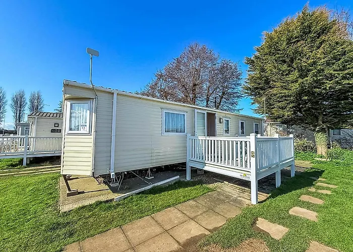 Caravan With Decking At Manor Park In Hunstanton, Sleeps 6 Ref 23045B