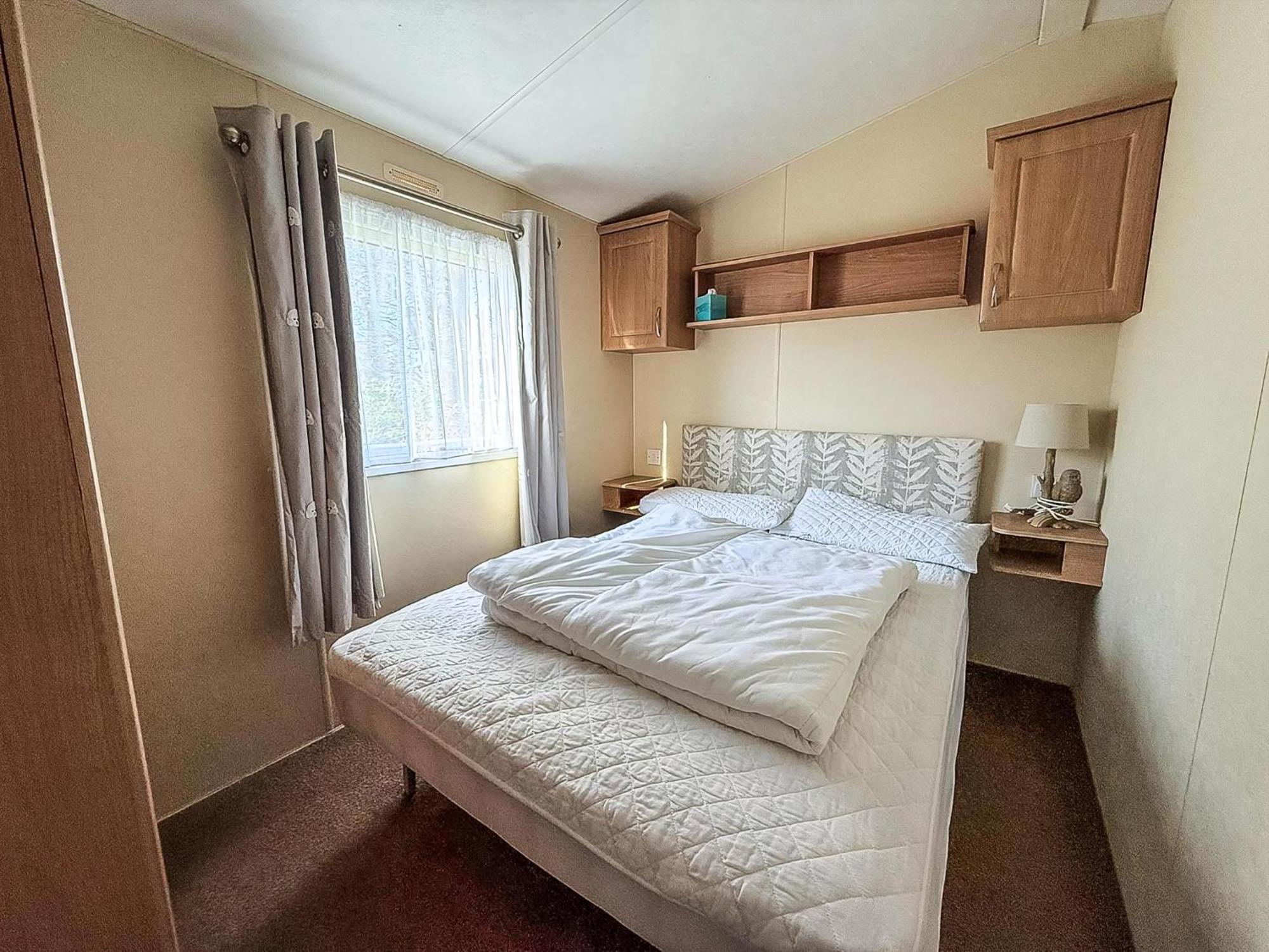 Caravan With Decking At Manor Park In Hunstanton, Sleeps 6 Ref 23045b Campsite *